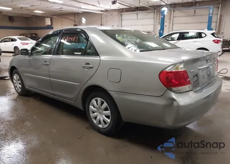 2005 Toyota Camry Le z USA, uszkodzony, nr VIN 4T1BE32K65U944553